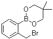 CAS 登录号：166821-88-1， 2-[2-(溴甲基)苯基]-5,5-二甲基-1,3,2-二氧硼杂环己烷